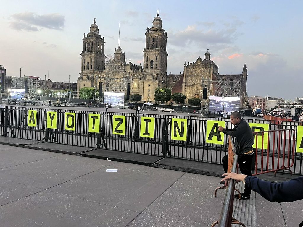 Cese al asedio y hostigamiento contra el plantón de padres y madres de los 43 normalistas de Ayotzinapa en el Zócalo, México