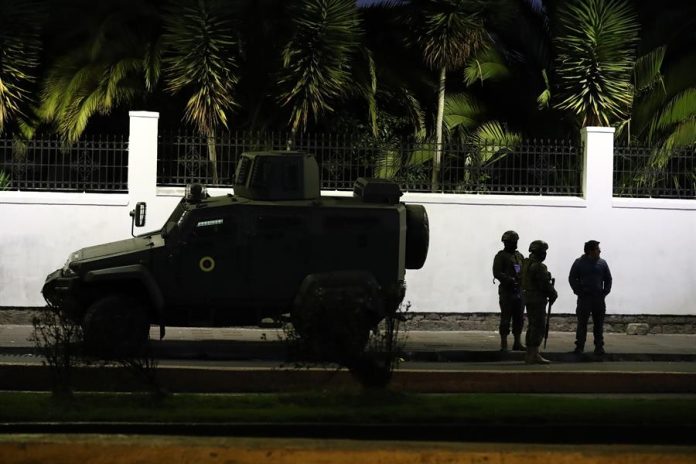En Ecuador asaltan embajada de México