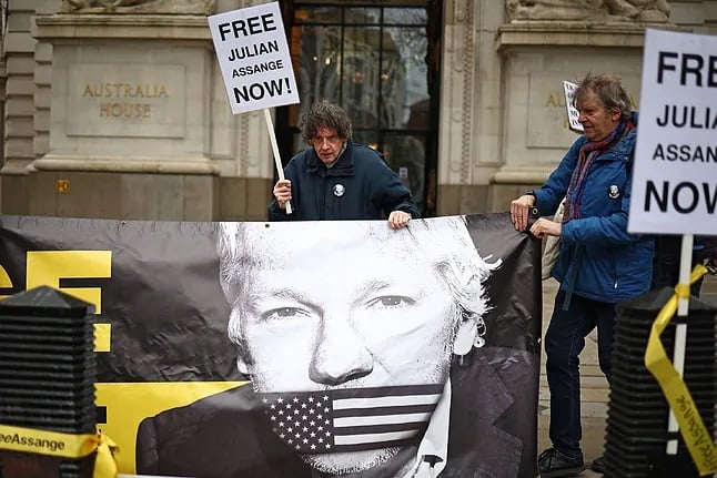 Libertad para Julian Assange ya!!! dice la pancarta