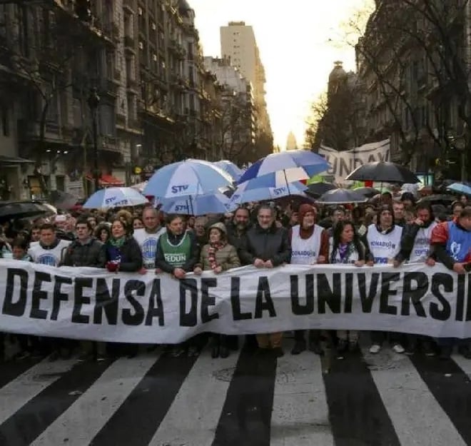 Marcha de universitarios en Argentina