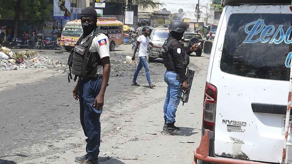 Policía haitiana vigila las calles