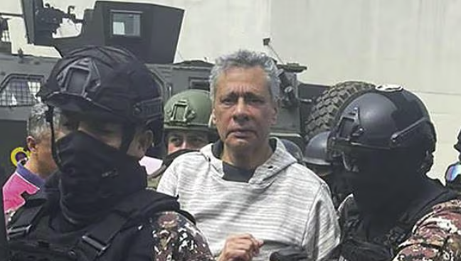 Jorge Glas, escoltado por miembros del Grupo de Acción Penitenciaria Especial (GEAP) durante su llegada a la prisión de máxima seguridad La Roca en Guayaquil