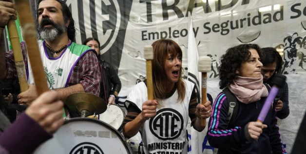 Trabajadores despedidos de las empresas estatales protestan en Argentina