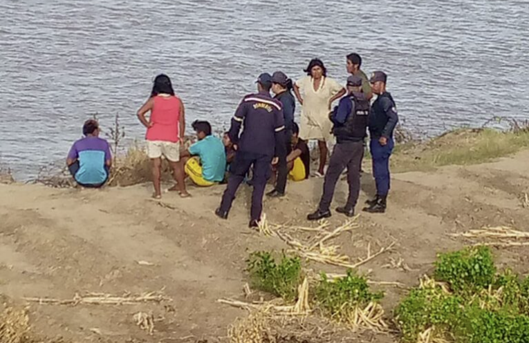 Comisiones policiales desplegadas a la orilla del río Orinoco buscando a la niña