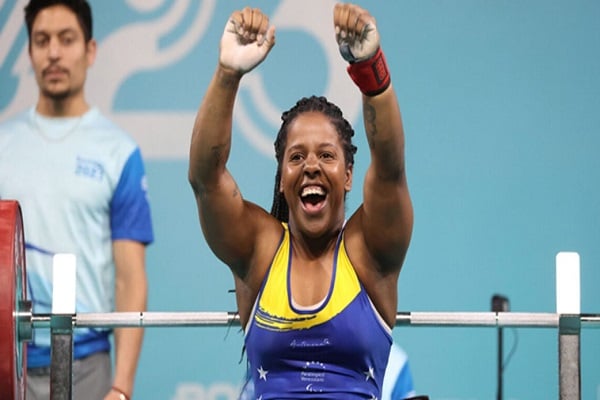 La venezolana ganó en la categoría de los 50 kg, alzando un total de 319 kilogramos.