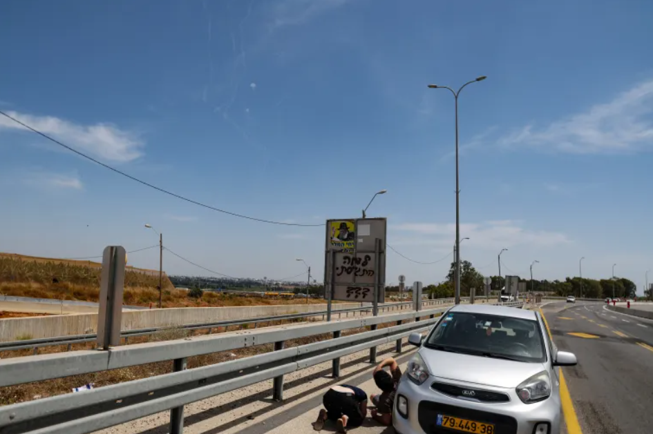 Mientras los misiles del sistema de defensa aérea Cúpula de Hierro de Israel interceptan cohetes disparados por combatientes palestinos desde la Franja de Gaza cerca de la ciudad de Herzliya [