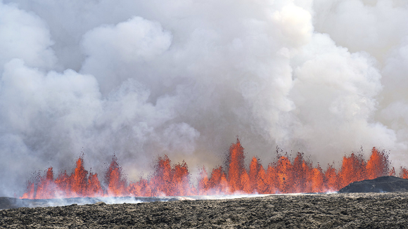 Volcán erupciona en Islandia