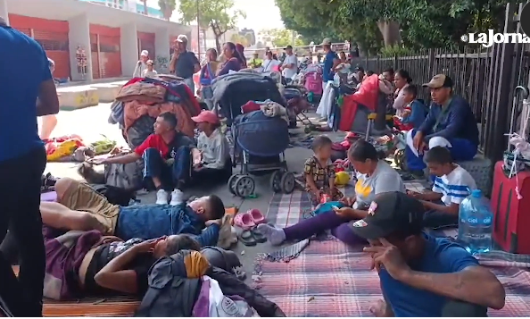 Migrantes en la Basílica de México descansan