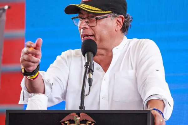 El presidente Petro afirmó que los implicados en el plan magnicida «compraron los fusiles en los barrios donde se movía antes el M-19», haciendo referencia al grupo guerrillero del que él mismo formó parte en su juventud.