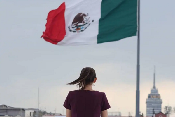 Ante el pueblo de Nayarit, Sheinbaum reconoció la labor de AMLO durante su mandato y señaló que, tal como Benito Juárez impulsara la dignidad de la República, López Obrador devolvió la dignidad a la nación americana.