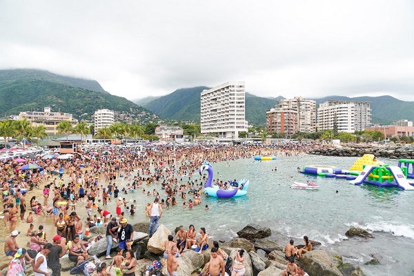 Los Carnavales "Viva Venezuela 2025" comenzaron desde Playa Coral con el lanzamiento de festivales de playas y ríos con más de 2.300 recreadores.