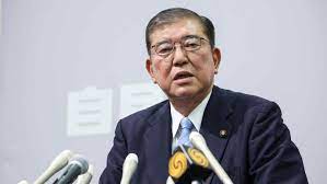 Renuncia primer ministro de Japón en medio de fuertes presiones