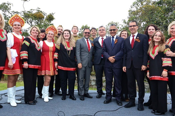 El Canciller Yván Gil enfatizó que esta izada de la bandera soviética en lo más alto de Caracas reivindica los valores en contra del fascismo.