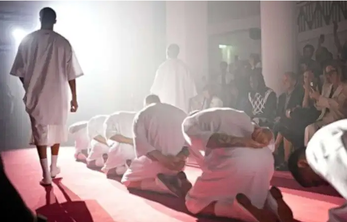 Desfile de modelos en París en alusión a los 252 venezolanos secuestrados por Trump y Bukele