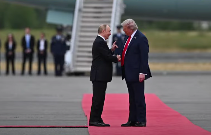 Putin y Trump se dan la mano, justo antes de su reunión
