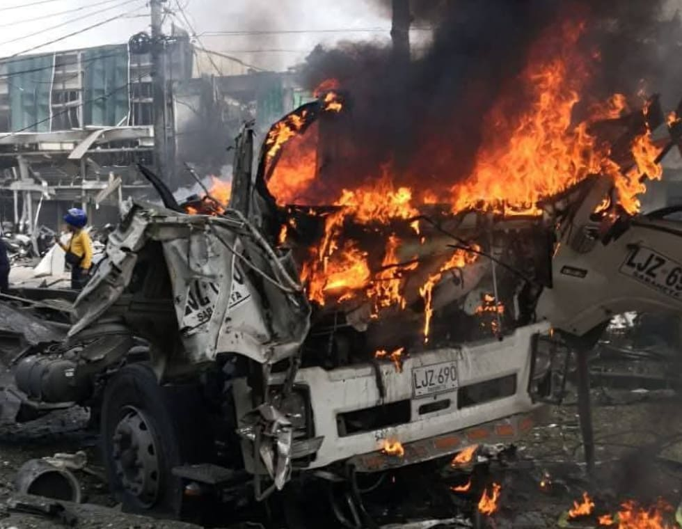 (VIDEO) Carro bomba y helicóptero derribado: el balance de jornada violenta en Colombia que deja 13 muertos y decenas de heridos