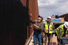 Trump mandó a pintar de negro el muro fronterizo con México para que el metal se caliente más para ahuyentar a migrantes