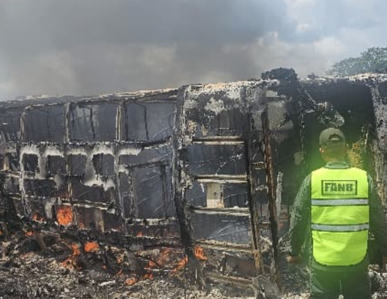 Al menos 12 fallecidos y 10 heridos tras incendiarse un autobús del transporte público en Ciudad Bolívar