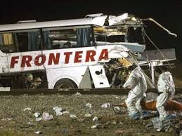 Suben a diez los muertos por el impacto de un tren con autobús de doble piso en México