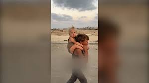 Jadoua huyó cargando a su hermano durante 10 kms desde la ciudad de Gaza hasta llegar a Jan Yunis