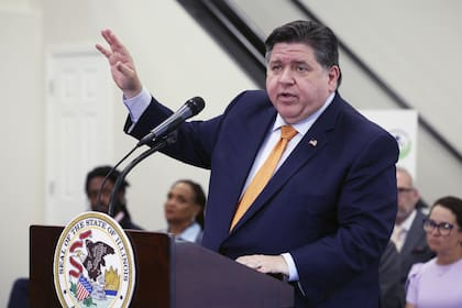 Gobernador de Illinois llama "dictador" a Trump por amenaza de usar tropas en Chicago
