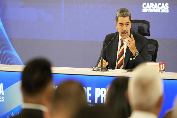 Presidente Maduro: "Ocho barcos militares, con 1.200 misiles, y un submarino nuclear apuntan a Venezuela"