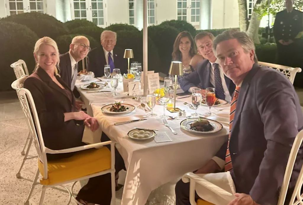 El ex-director del FBI James Comey acusado de cargos criminales derivados de su testimonio de 2020