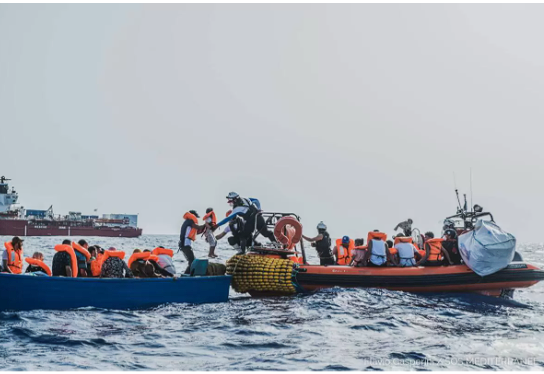 Imagen de rescate de náufragos en el Mediterráneo por la organización humanitaria SOS Mediterranée. Unidades navales de Túnez lograron rescatar a decenas de víctimas de un nuevo naufragio frente a sus costas, pero aún así 40 migrantes perecieron, entre ellos niños menores de cinco años. Imagen: SOS Mediterranée