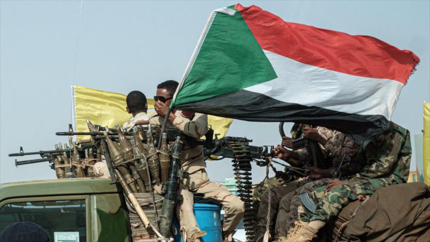Miembros de las Fuerzas de Apoyo Rápido en un vehículo armado, en la capital, Jartum.