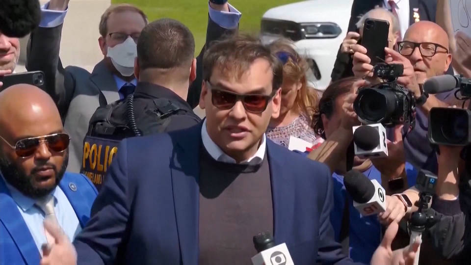 Santos admitió haber estafado a sus donantes al utilizar su dinero para uso personal y usar sus tarjetas de crédito sin autorización, además de mentir al Congreso y cobrar de manera fraudulenta subsidios de desempleo