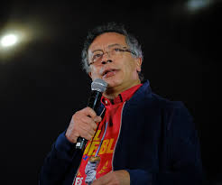 Petro evocó la lucha de Bolívar con su bandera roja, negra y blanca: "Nosotros no nos arrodillamos, no vamos a dar un paso atrás" "Yo nunca he cedido a propuestas mafiosas" mientras al fondo el pueblo coreaba ¡Fuera Trump!