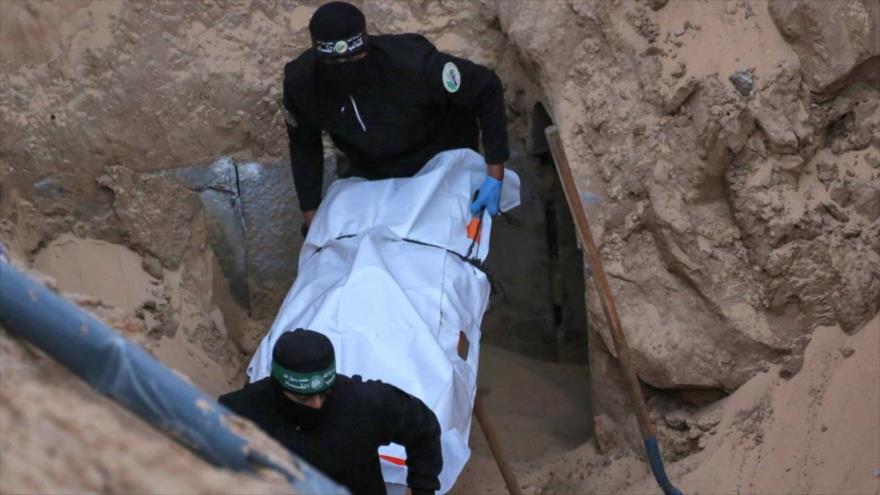 Miembros dela Unidad Sombra trasladan un cuerpo recuperado de un túnel en una zona al norte de Jan Yunis, tras bombardeos de Israel en el sur de la Franja de Gaza, 28 de octubre de 2025