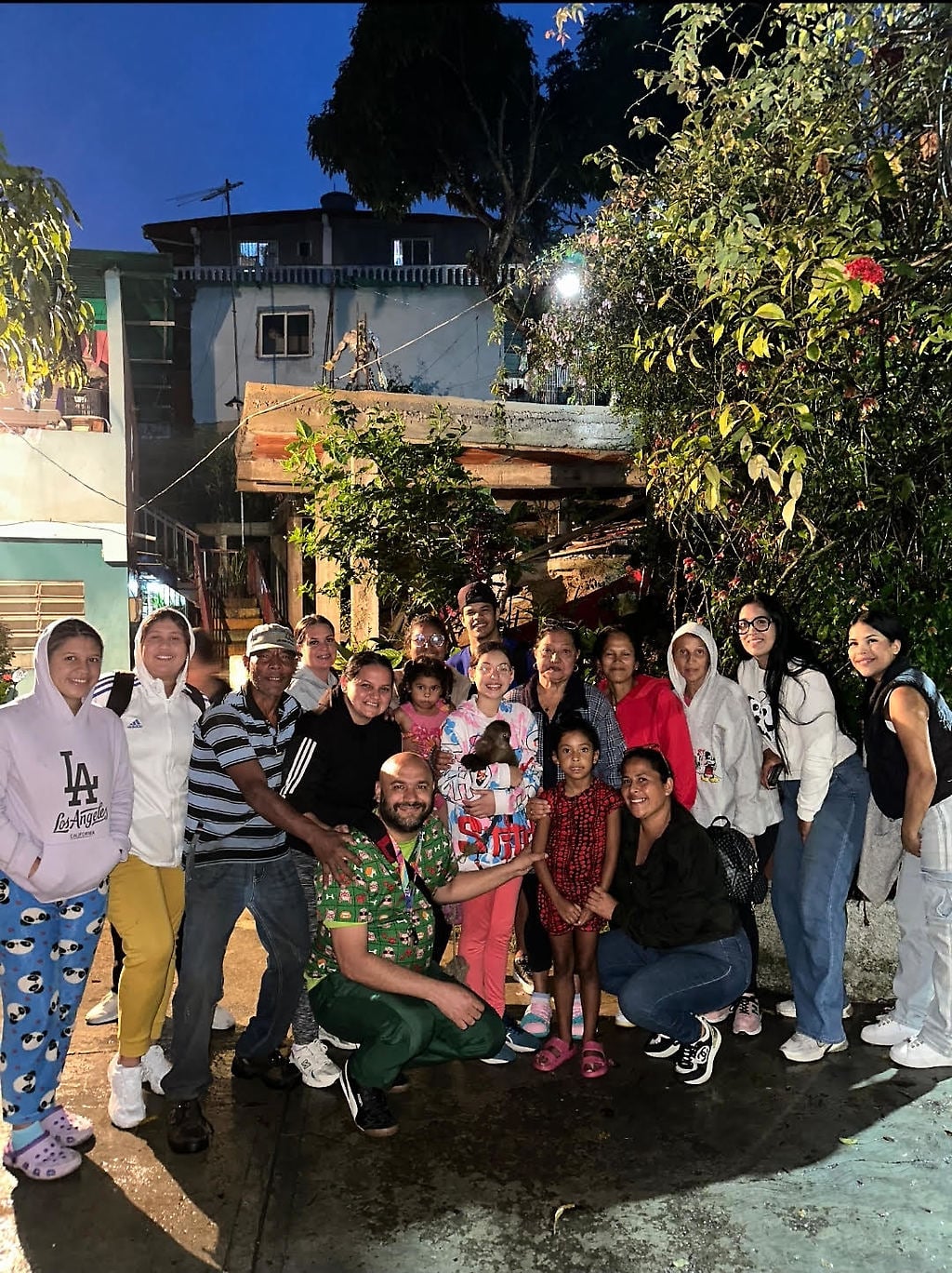 "Lolita" es vista como un símbolo de cariño en la comunidad, donde ha sido cuidada por varias familias a lo largo de los años, recibiendo atención y afecto.