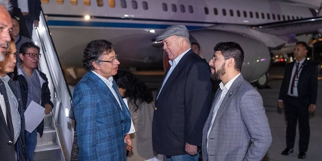 Niegan abastecerse de combustible en España a presidente de Colombia, Gustavo Petro