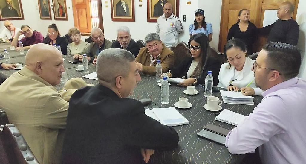 Se presentó el proyecto orientado a la producción de oxígeno e hidrógeno a partir de la molécula del agua, donde se plantea la ruptura controlada de la molécula de H?O para generar oxígeno medicinal e industrial, así como hidrógeno como vector energético