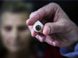 La prótesis ocular se llama Prima. Ha logrado restaurar la visión en personas con atrofia geográfica. La atrofia geográfica es una forma de degeneración macular asociada a la edad