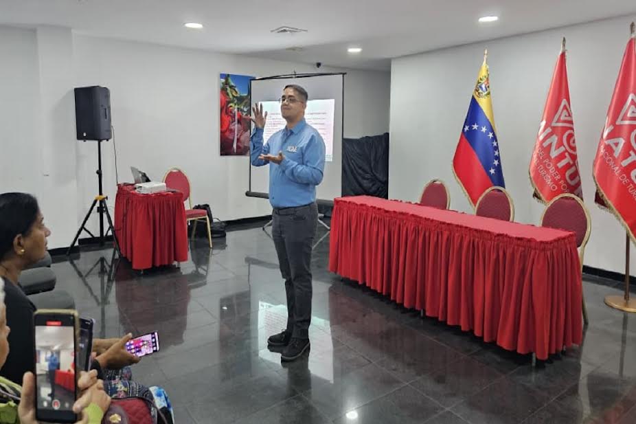 La Gerencia Nacional de Capacitación, Sensibilización y Formación Turística del Instituto Nacional de Turismo (Inatur) organizó el taller en articulación con la Asociación de Intérpretes y Traductores de Lenguaje de Señas en Venezuela (Asoive).