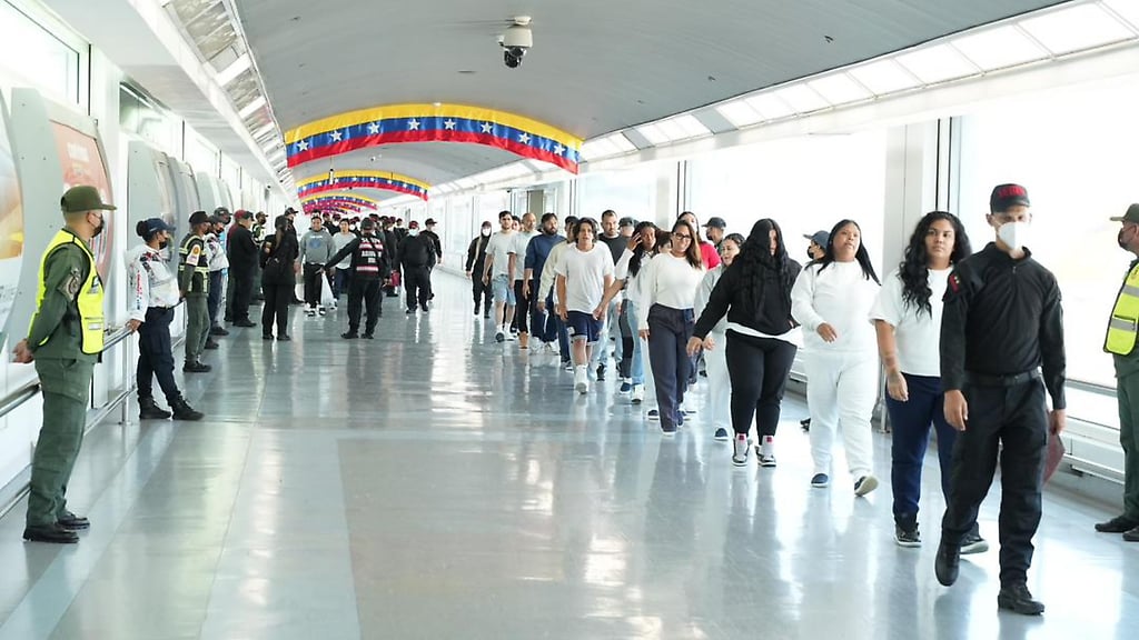 283 connacionales regresan al país en el vuelo 82 de vuelta a la patria