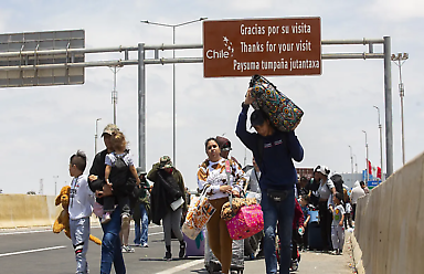 Migrantes intentan salir de Chile