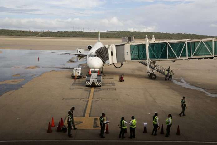 Fotografía que muestra aviones en la pista del aeropuerto este miércoles, 26 de noviembre de 2025, en el aeropuerto internacional Simón Bolívar, que sirve a Caracas, en Maiquetía (Venezuela).