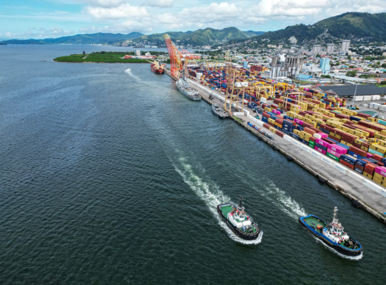 Remolcadores de Trinidad y Toabago ayudando al buque de guerra USS Gravely a atracar el 26 de octubre