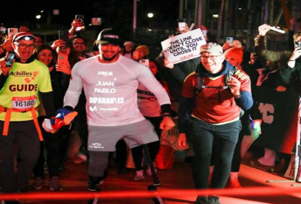 El corredor, que utilizó prótesis en ambas piernas, cruzó la línea de meta a las 12:34 de la madrugada, registrando un tiempo oficial de 15 horas y 21 minutos.
