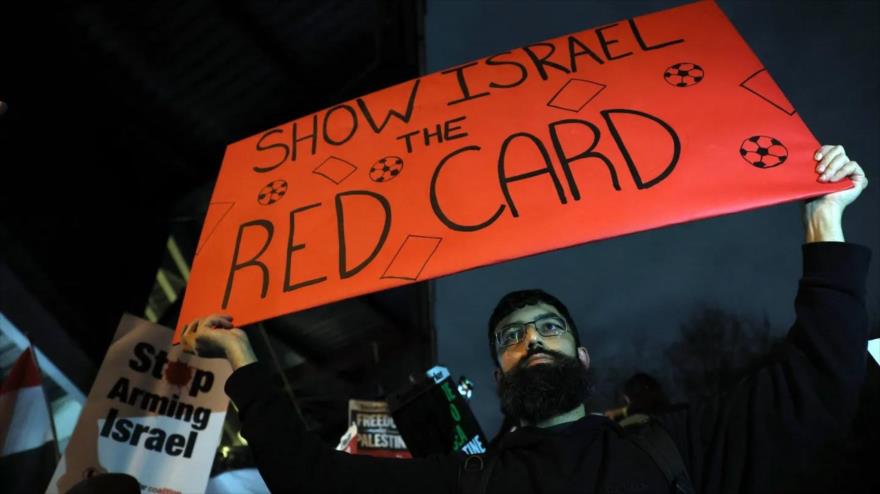 Los manifestantes portan carteles frente a Villa Park antes del partido Aston Villa–Maccabi Tel Aviv