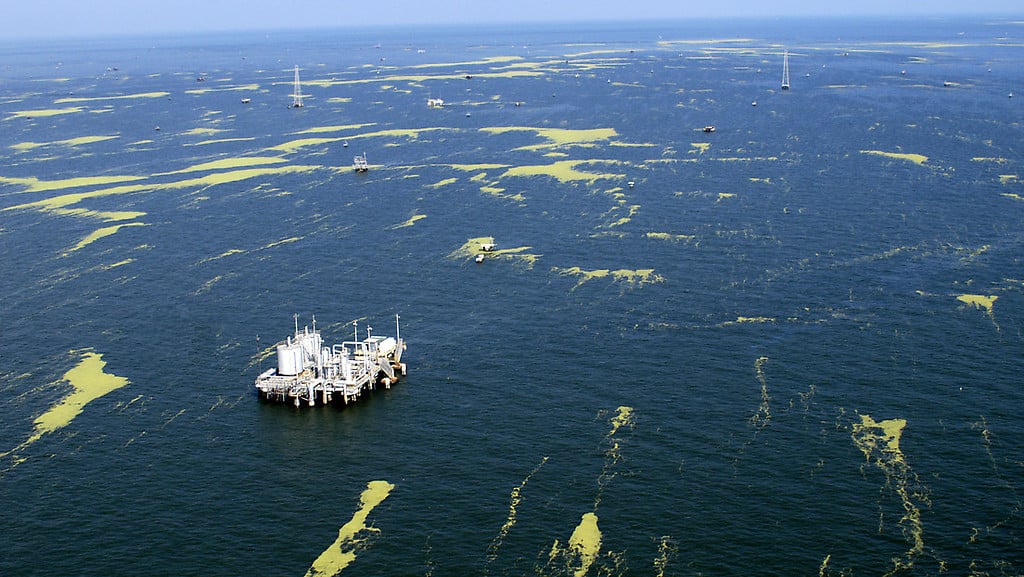 Pozos de petróleo a lo largo del lago de Maracaibo.