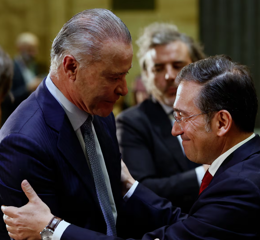 El Ministro de Asuntos Exteriores español, José Manuel Albares (d), saluda al embajador de México en España, Juan Nepomuceno.