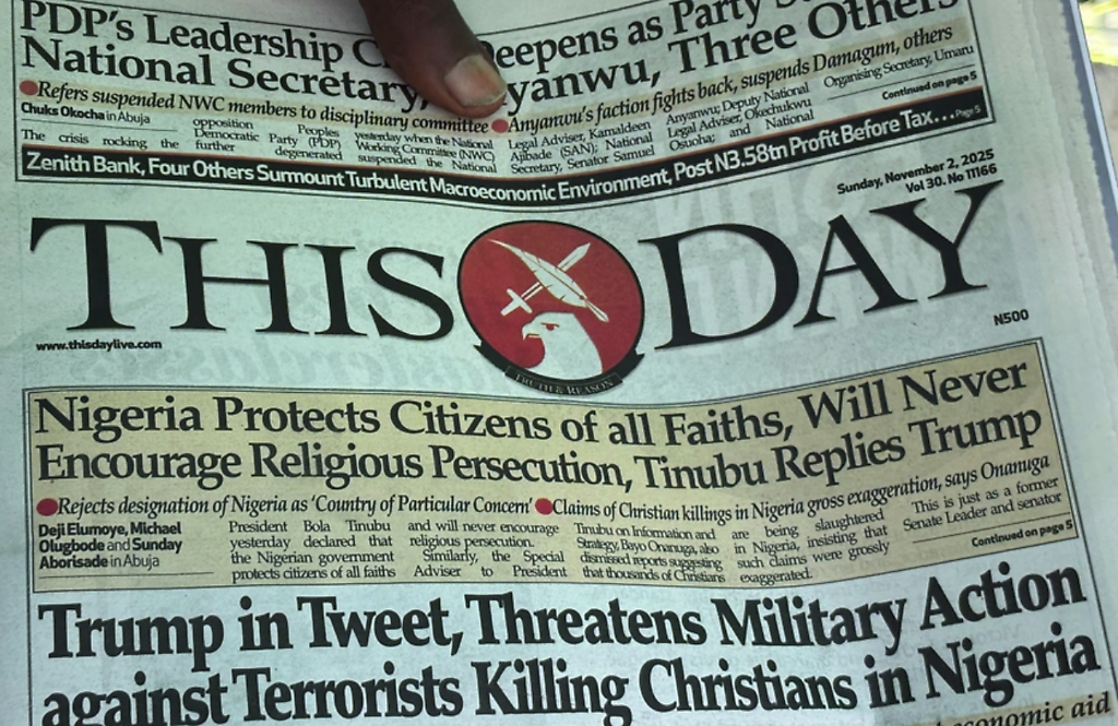 Un vendedor ofrece periódicos con titulares que hacen referencia a los comentarios del presidente Donald Trump sobre Nigeria, en una calle de Lagos el 2 de noviembre de 2025. |