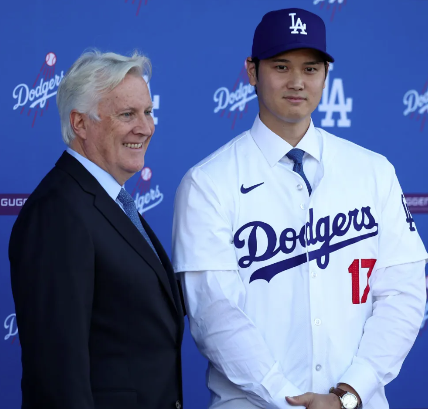 El propietario de los Dodgers de Los Ángeles,en la conferencia de prensa de presentación de la estrella del béisbol el 14 de diciembre de 2023.