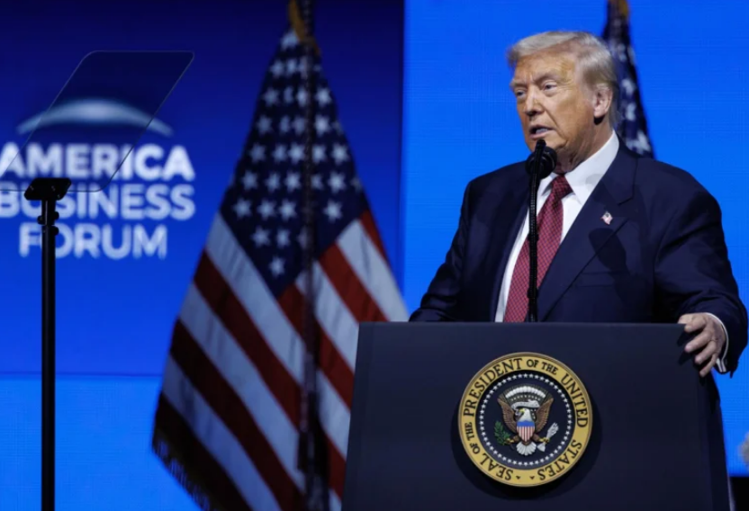 Donald Trump defiende los ataques ordenados contra presuntos cárteles del narcótrafico, durante el America Business Forum en Miami, el 5 de noviembre de 2025.