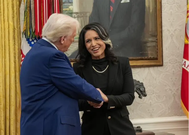 La directora de Inteligencia Nacional de Estados Unidos, Tulsi Gabbard con Donald Trump