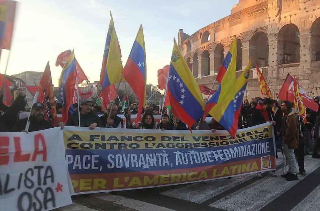 Paz, soberanía y autodeterminación dice la pancarta de los italianos que apoyan a Venezuela